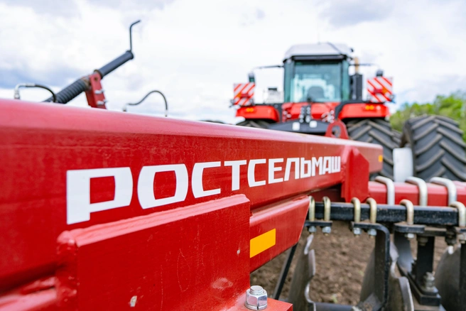 Тяговые характеристики и выносливость трактора Ростсельмаш 2400 позволяют без сбоев справляться с задачами на поле | Источник: Валерий Класс