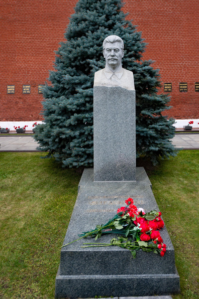 «Внушает трепет»: как выглядит могила Иосифа Сталина
