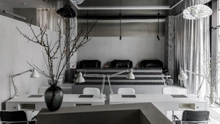 Зеркала и металл: салон красоты Tattlers