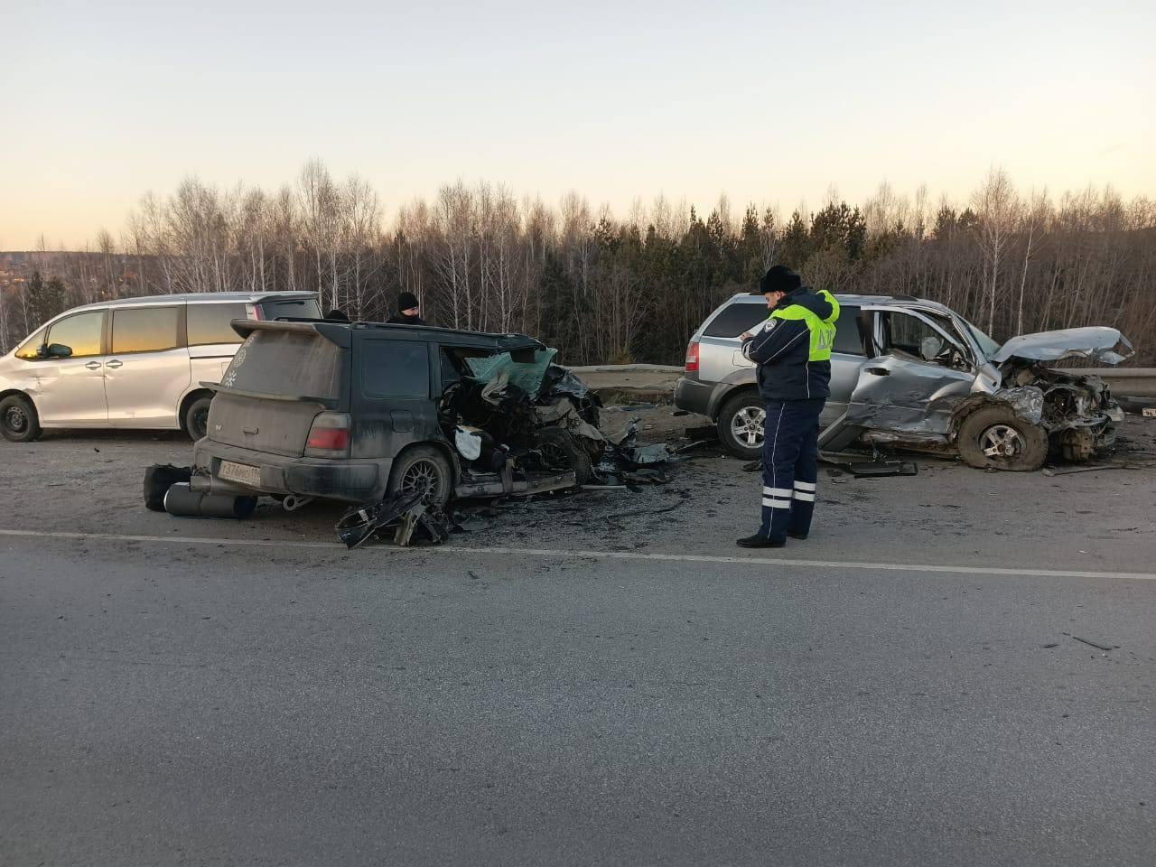 На трассе Тюмень — Екатеринбург лихач устроил массовую аварию — видео