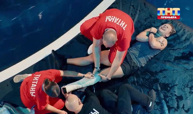 Девушка получила серьезную травму и буквально кричала от боли, пока ей оказывали первую помощь | Источник: кадр из шоу «Титаны» (16+), ТНТ, 2025 год