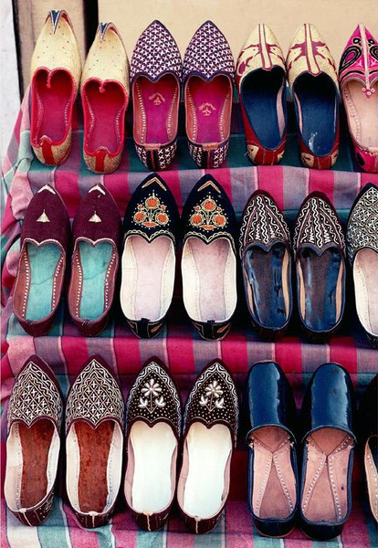Легкие шаги: посмотрите на 8 пар традиционной обуви со всего мира