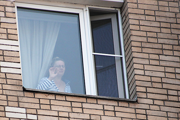 Васильева провожает мужа у окна