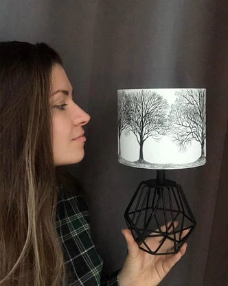 Абажур с ручной росписью, «Мастерская Кати Уткиной». | Источник: aster-utkina.com
