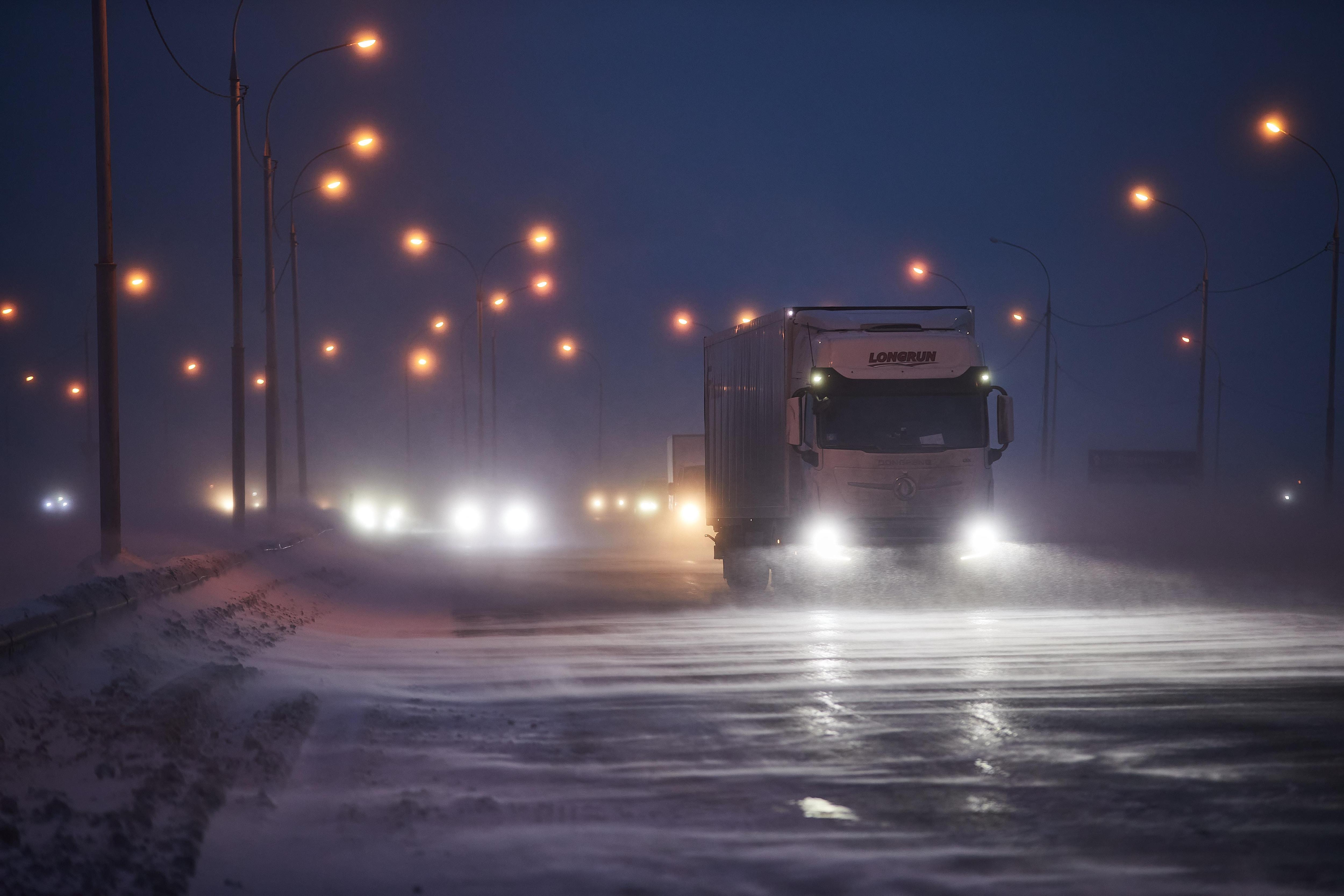 Снег стеной: тюменцам советуют повременить с поездкой в Курган из-за лютой метели