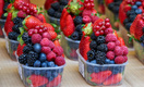 Диетолог Садыков перечислил фрукты и ягоды, которые нельзя покупать ранней весной