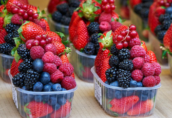 Диетолог Садыков перечислил фрукты и ягоды, которые нельзя покупать ранней весной