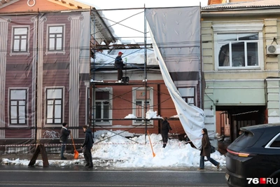 Власти Ярославля о сходе снега с крыши на прохожих