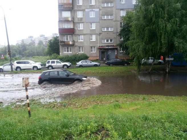Машины с трудом пробираются через толщу воды | Источник: Роман Филтсов