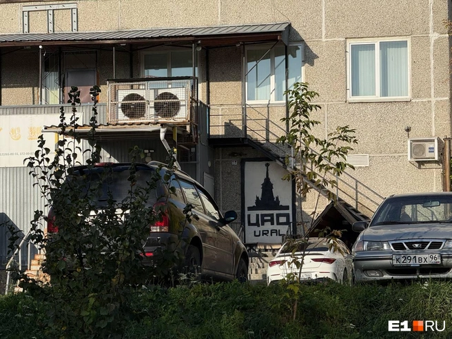 Судя по всему, это вход в студию звукозаписи и хип-хоп-лейбл «ЦАО Урал» | Источник: Анастасия Баранова / E1.RU