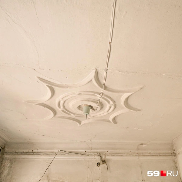 На потолке сохранилась лепнина | Источник: Василина Любимова / 59.RU