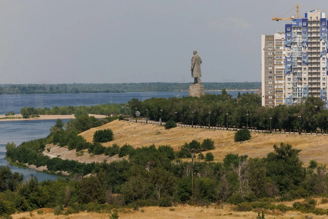 Можно понаблюдать и за Владимиром Ильичом, который, в свой очередь, пристально следит за Волгой | Источник: Алексей Волхонский / V1.RU