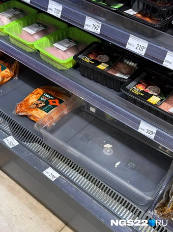 На прилавке еще можно найти остатки маринованной курицы | Источник: Полина Шевчукова / NGS22.RU