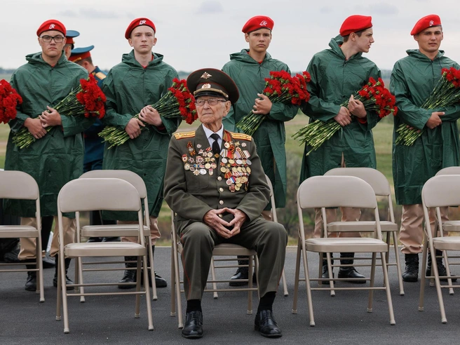 98-летний ветеран Великой Отечественной войны Александр Медков в окружении молодого поколения | Источник: Алексей Волхонский / V1.RU
