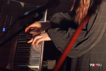 Концерт явно сильно бы проиграл в качестве, не будь в команде трех очаровательных девушек, которые и играли на инструментах, и пели вместе с солистом | Источник: Ирина Шарова / 72.RU