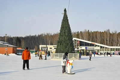 Chelyabinsk's Largest Ice Rink Draws Winter Crowds