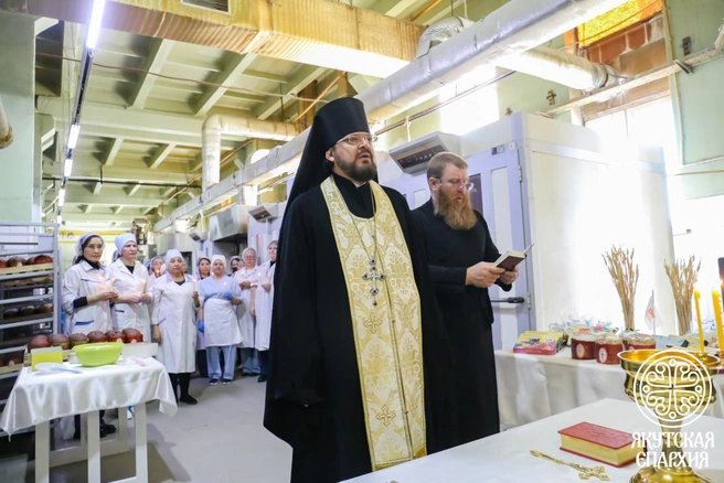Епархия благословила Якутский хлебокомбинат печь куличи к Пасхе | Источник: Якутская Епархия