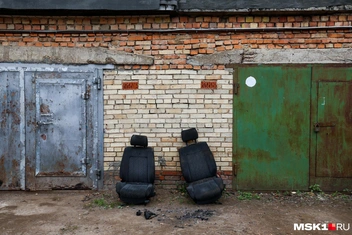 Часть гаражей оказалась полуразрушенной | Источник: Артем Устюжанин / MSK1.RU