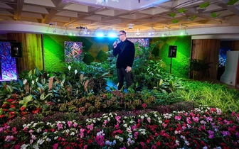 Все в цветах: светское открытие иммерсивного арт-шоу «Слышать цвет» Дмитрия Сухова на ВДНХ