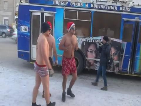Голые На Улице Не Робеют От Взоров Посторонних