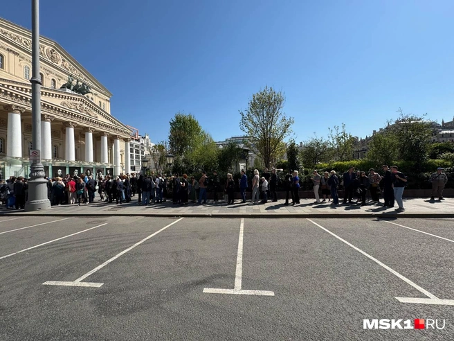 Желающие попрощаться с Юрием Григоровичем выстроились в очередь | Источник: MSK1.RU