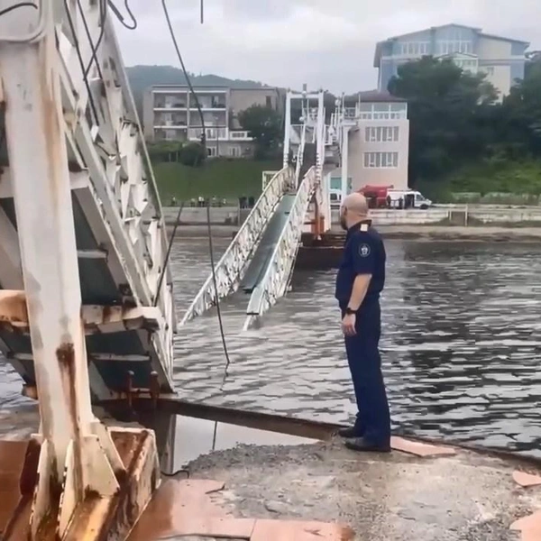 На пляже в Приморье рухнул пешеходный мост — в море упали около 20 туристов