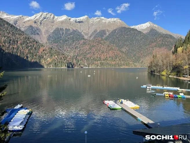 Озеро Рица особенно прекрасно осенью | Источник: Анна Грицевич / SOCHI1.RU