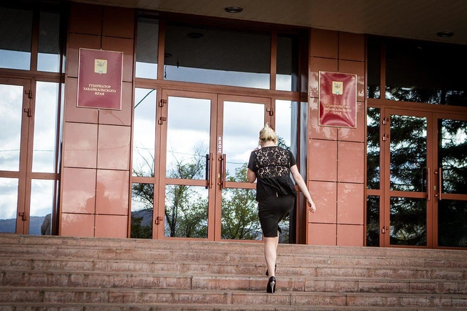 Сотрудница администрации ознакомилась с содержанием плакатов и молча скрылась в здании | Источник: Анна Хвостова