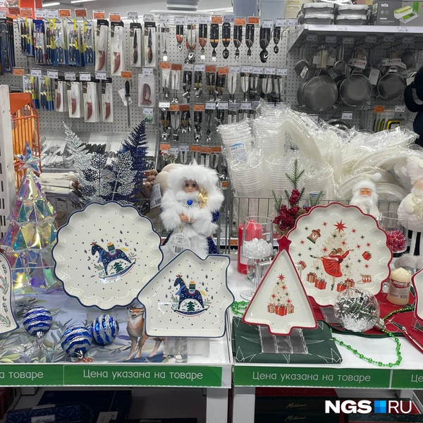 Посуда с новогодним декором от 200 рублей  | Источник: Алёна Золотухина / NGS.RU