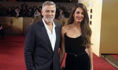 Как в нее не влюбиться: роскошная Амаль Клуни поддержала мужа на премьере фильма «Парни в лодке»