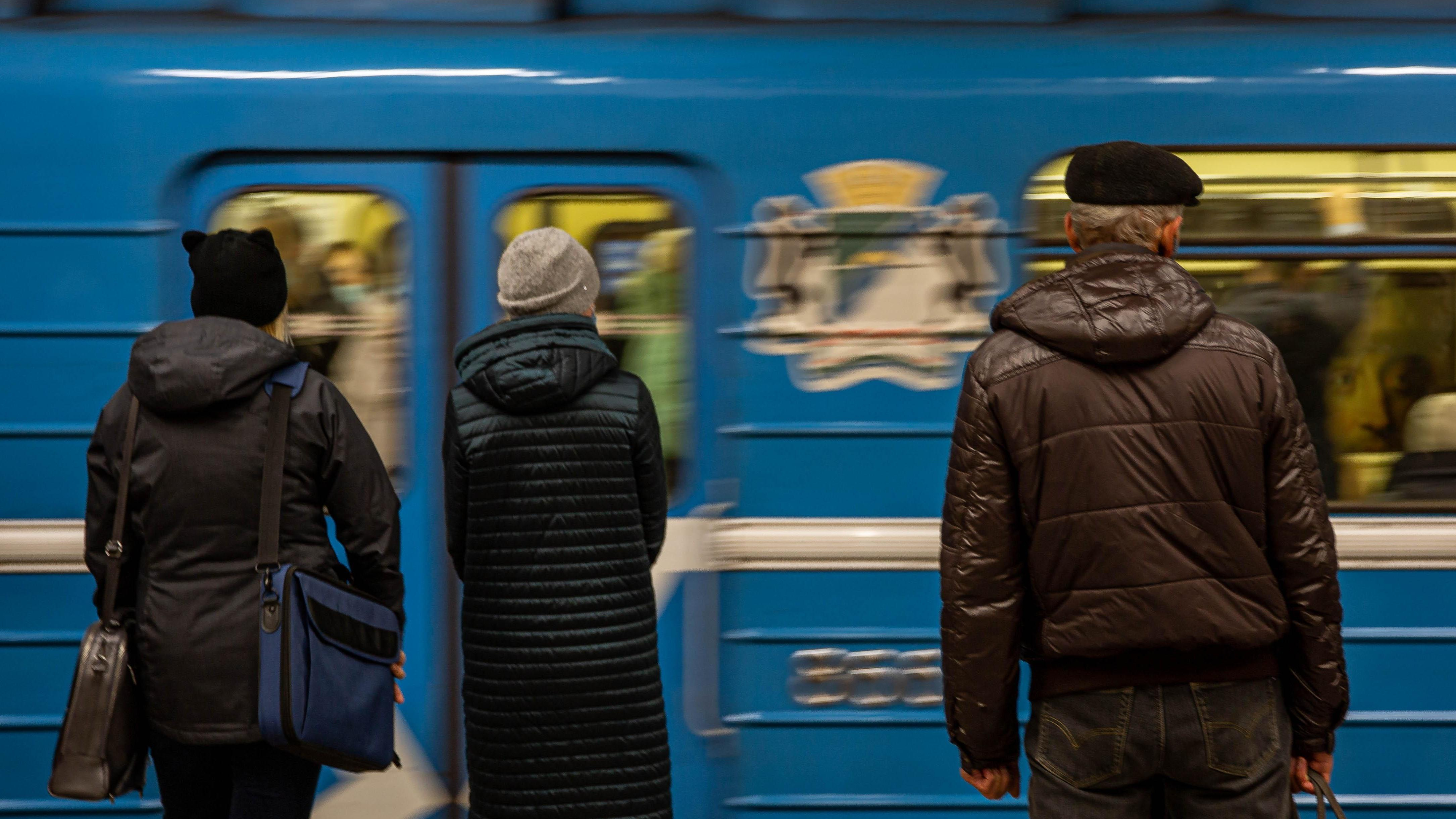 В Новосибирском метрополитене вырос поток пассажиров — когда попасть в вагон сложнее всего