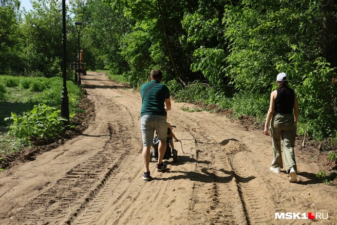 В историческом прекрасном парке перекопали мощеную дорогу парка «Коломенское» | Источник: Артем Устюжанин / MSK1.RU