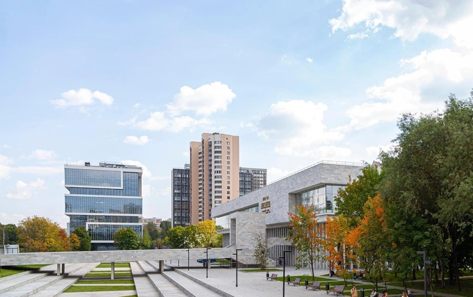 Кадр из второго сезона сериала и вид на здание Библиотеки ИНИОН РАН в Москве | Источник: VLADJ55/Shutterstock/Fotodom.ru