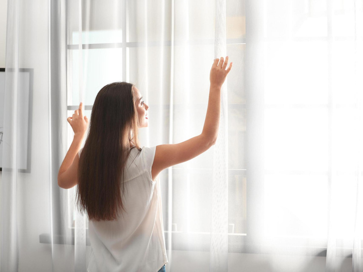 Советы хозяйкам: как часто нужно стирать шторы (и когда это лучше делать)
