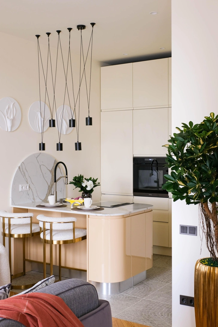 Керамогранит Fossil, Refin. Кухня, «Мария». Стулья, Garda Décor. Светильники, Favourite. | Источник: Юлия Сафина