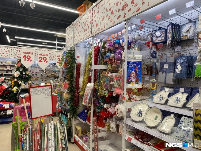 Магазин представляет широкий выбор мишуры и гирлянд.  | Источник: NGS.RU