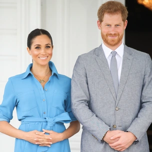 «Это что, логотип отеля?»: в Сети высмеяли первую некоролевскую монограмму Сассекских