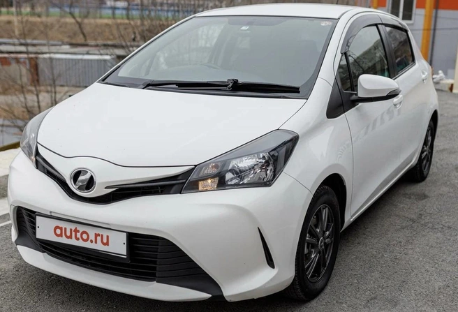 Эта Toyota Vitz 1.3 (99&nbsp;л.&nbsp;с.) с вариатором 2016 года выпуска стоит 1,065&nbsp;млн. Пробег&nbsp;— 130 тысяч километров. Есть также машины с литровыми 69-сильными моторчиками | Источник: Auto.ru