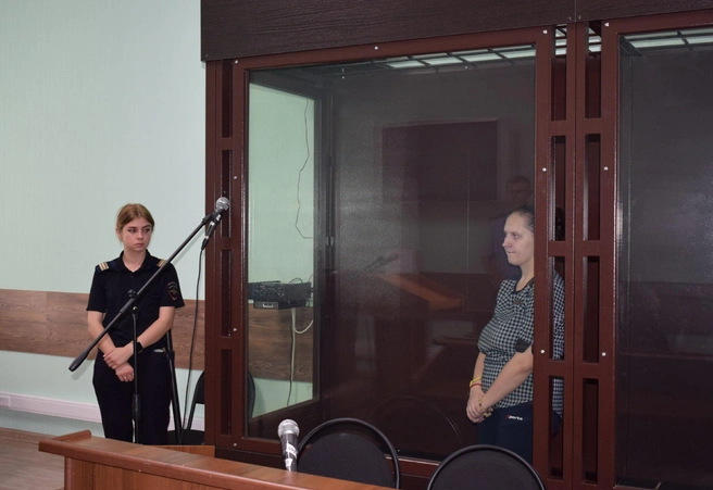 Алевтина Мухина не справилась с эмоциями, пытаясь уложить ребенка спать | Источник: Саратовский областной суд