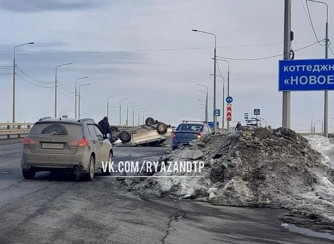 На Солотчинском шоссе перевернулась легковушка | ya62.ru