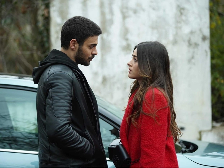 Симай Барлас и Халит Озгюр Сары в сериале «Дикий» | Источник: Кадр из сериала «Дикий»