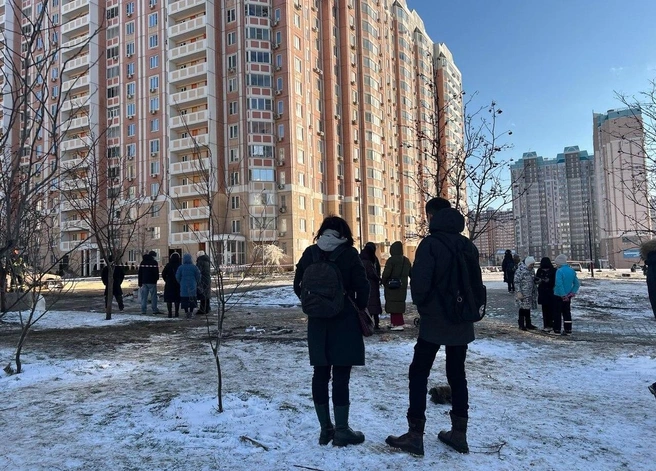Жителей поврежденного подъезда внутрь пускать не спешат | Источник: Алина Заярная / 161.RU