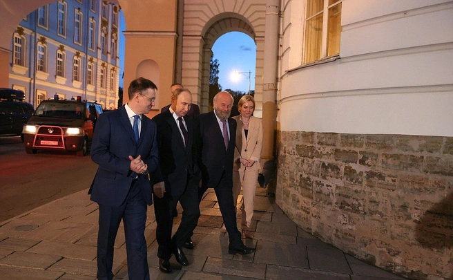 Владимир Путин посетил Государственный музей-заповедник «Царское Село». С помощником президента Владимиром Мединским (слева), директором Всероссийского музея А. С. Пушкина Сергеем Некрасовым и министром культуры Ольгой Любимовой. | Источник: фотобанк Фонда «Росконгресс»