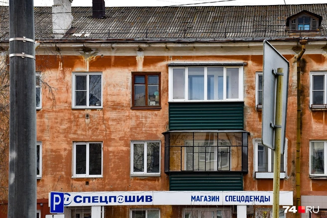 Фасады даже на центральной улице Ленина неопрятные, и в архитектурном смысле у города нет уникального лица: он застраивался прагматично и типово | Источник: Артем Краснов