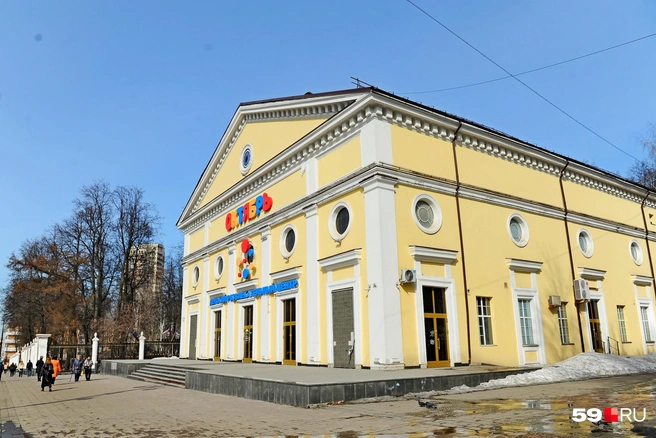 Кинотеатр «Октябрь» после продажи стал детским развлекательным центром, а потом закрылся  | Источник: Ирина Тропина / 59.RU