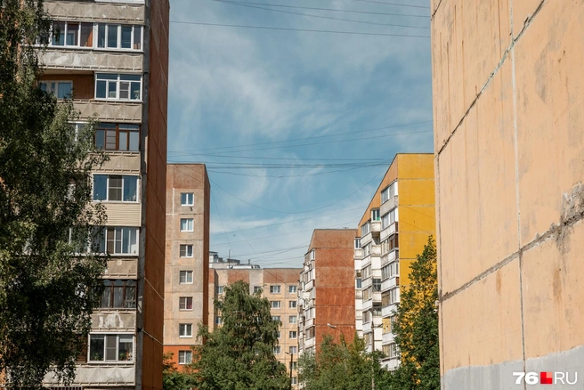 В этом дворе преобладают желтые и оранжевые оттенки | Источник: Александр Куренной / 76.RU