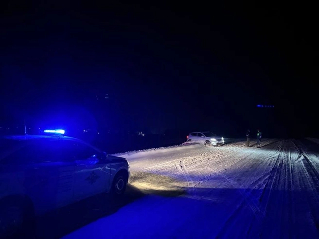 На трассе в Верхнеуральском районе ДПС вызволили автомобиль из сугроба | Источник: 74.xn--b1aew.xn--p1ai