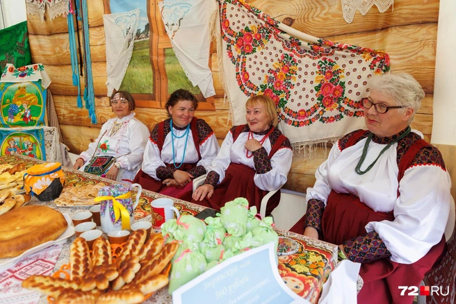 Гостей встречали тепло, с угощениями. На фото&nbsp;— коми-зыряне из Ярковского района | Источник: Ирина Шарова / 72.RU 