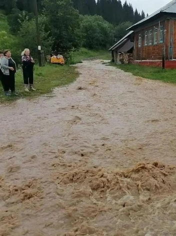 В Кыну по улицам текли бурные реки | Источник: Лысьвенский округ; Подслушано Кын (другая сторона) / Vk.com
