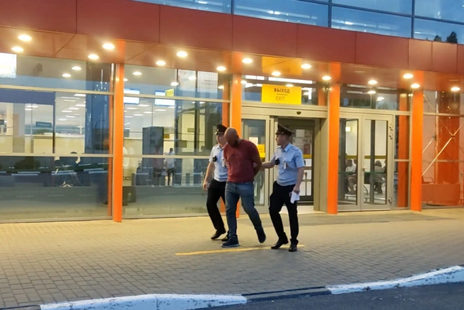 Мужчину задержали сотрудники полиции в аэропорту Волгограда | Источник: ГУ МВД России по Волгоградской области